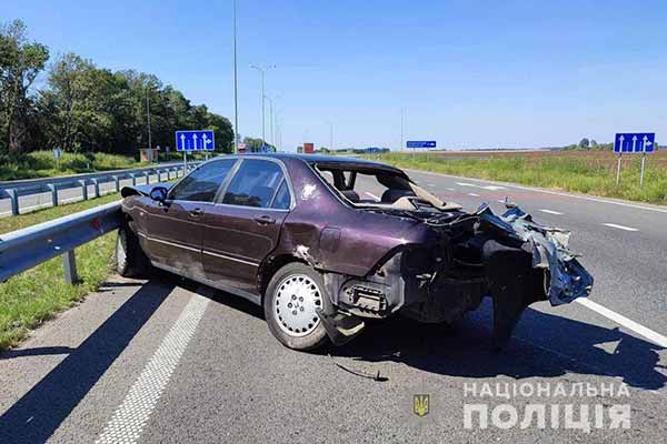 Автомобіль Honda врізався у відбійник