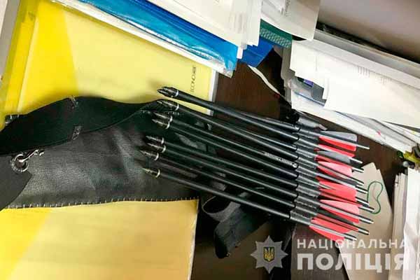 На Полтавщині колишня учениця поранила двох педагогів з арбалету