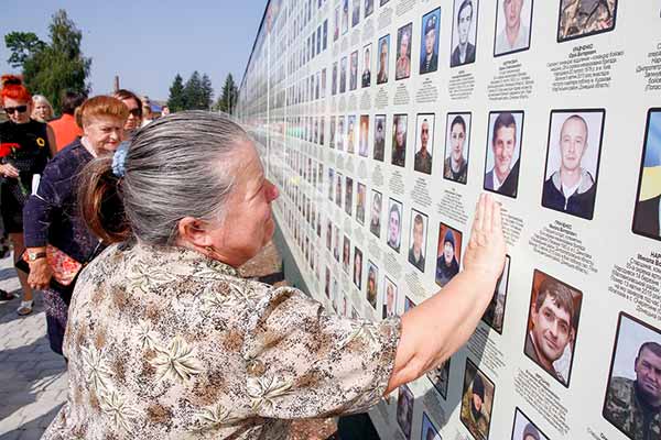 У Полтаві вшанували пам'ять загиблих захисників України У Полтаві вшанували пам'ять загиблих захисників України