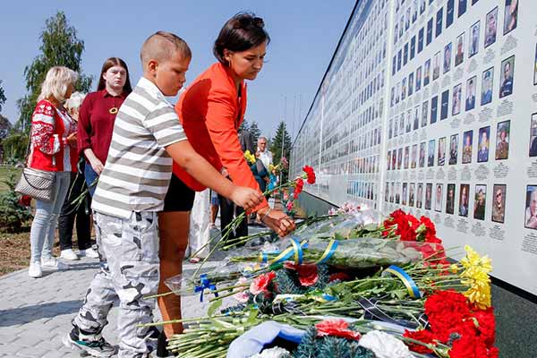 У Полтаві вшанували пам'ять загиблих захисників України У Полтаві вшанували пам'ять загиблих захисників України