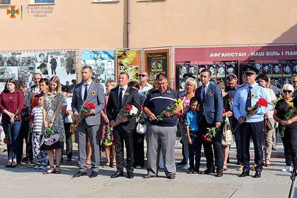 У Полтаві вшанували пам'ять загиблих захисників України У Полтаві вшанували пам'ять загиблих захисників України