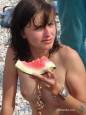 Девушка на пляже с арбузом