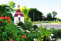 На території Свято-Георгіївського храму панує краса квітів