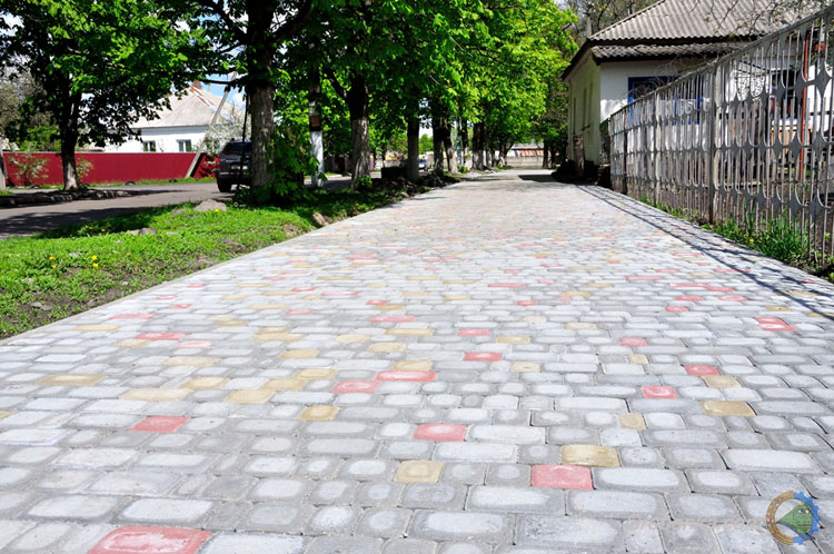 Новенький тротуар по вул.Євгена Гребінки
