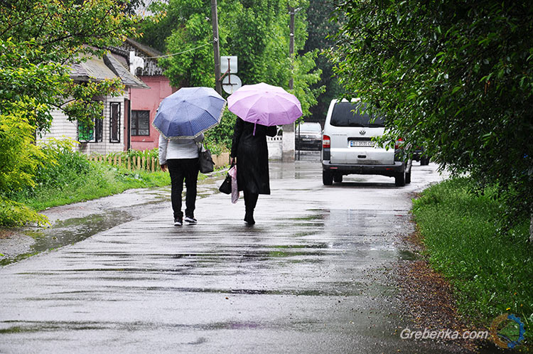Весняний дощ у Гребінці: місто і парасольки