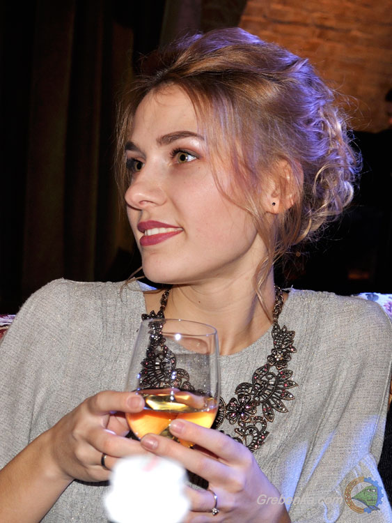 Красивая девушка с белым вином