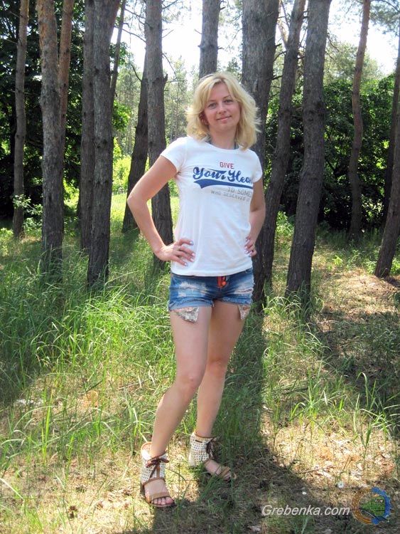 Девушка в сосновом лесу