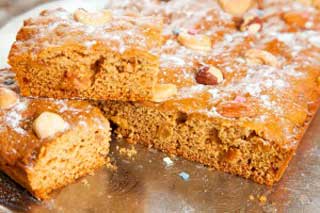 Простой и вкусный постный медовый пирог с орехами