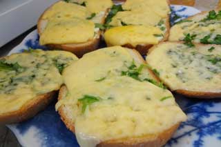 Горячие бутерброды с сыром и зеленью