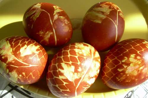 Как покрасить яйца луковой шелухой: 5 вариантов