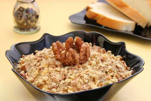 Салат «Принц» с курицей и орехами Салат «Принц» с курицей и орехами