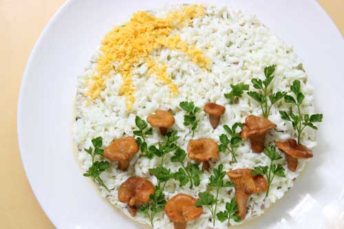 Салат с копчёной курицей и маринованными грибами