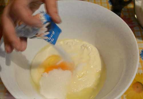 Пирог с черникой и сметанной заливкой