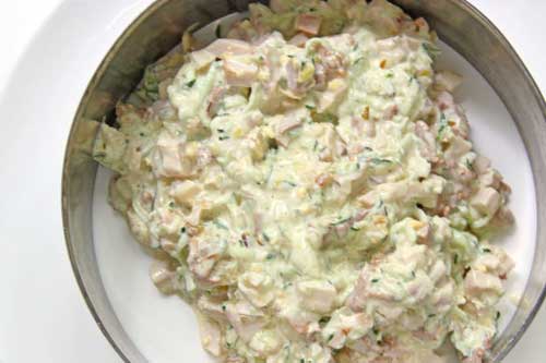 Салат с копчёной курицей и маринованными грибами