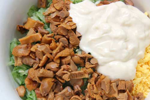 Салат с копчёной курицей и маринованными грибами