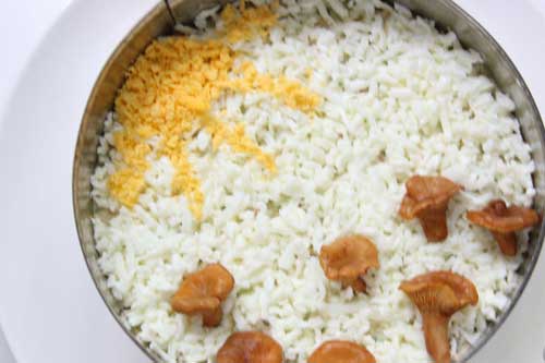 Салат с копчёной курицей и маринованными грибами