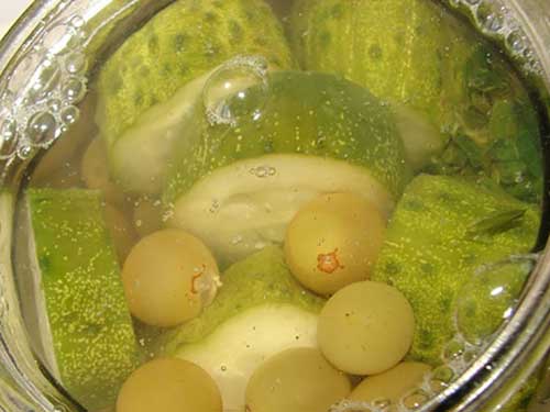 Маринованный виноград с огурцами