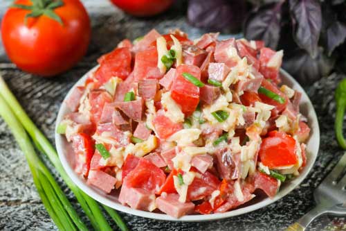 Салат "Гусарский" с колбасой и помидорами