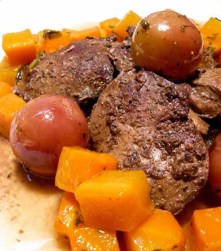 Куриная печень с виноградом и жареным луком