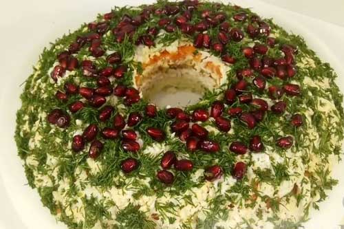 Салат "Рождественский венок" с курицей и орехами