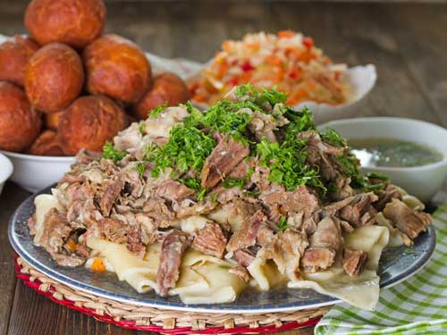 Не традиционно: свиной бешбармак в слоеном тесте