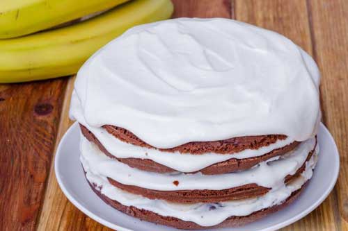 Шоколадный торт с бананами