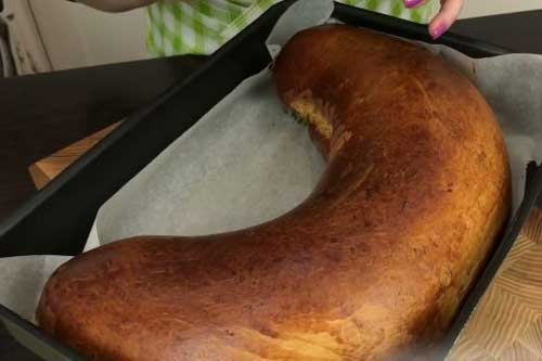 Рулет с черносливом и орехами, в медовой корочке