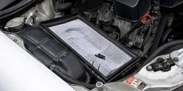 воздушный фильтр двигателя автомобиля