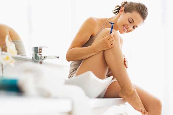Как правильно брить ноги женщинам без раздражения