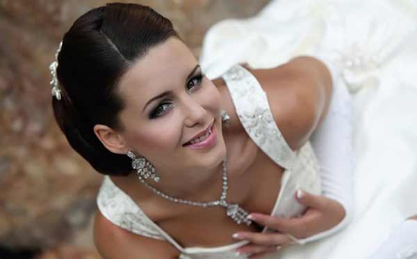 Воротник-стойка в свадебном платье – самодостаточное украшение