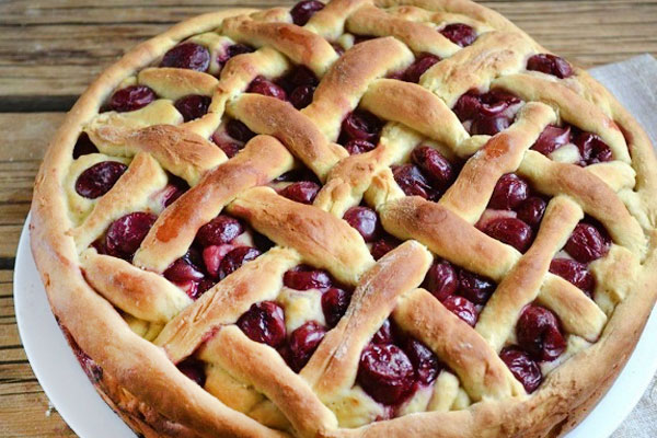 пирог со свежей вишней