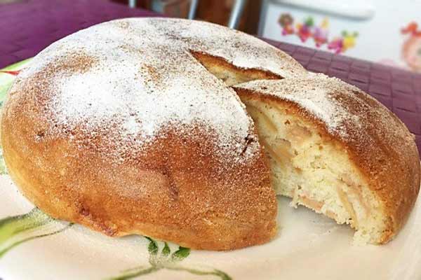 Пирог с яблоками и корицей