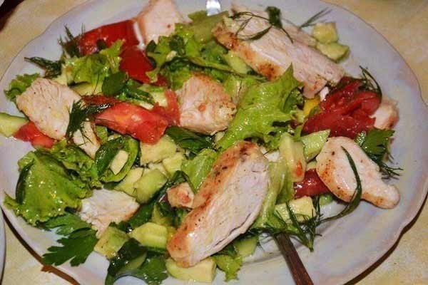 салат с курицей и овощами