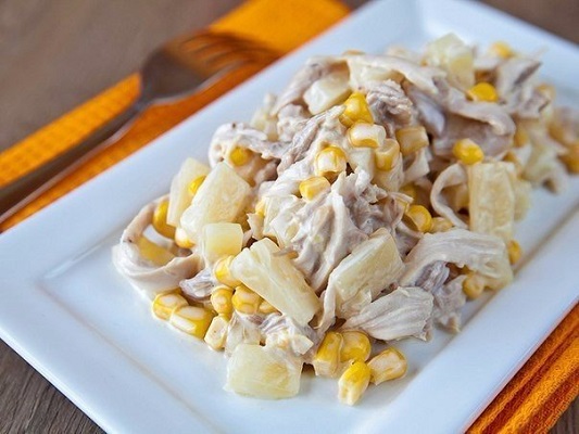 Салат с куриным филе и кукурузой