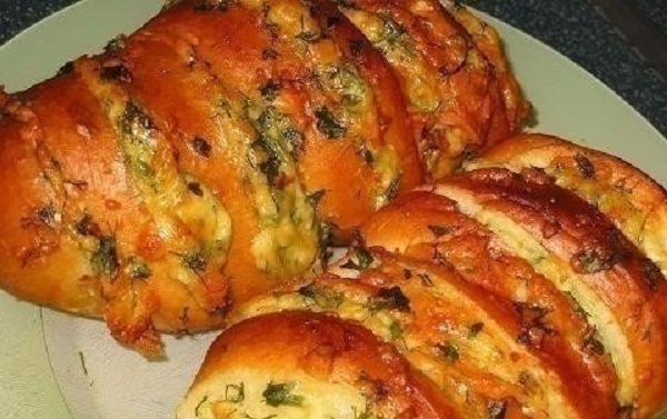 Закуска из хлеба с маслом и чесноком