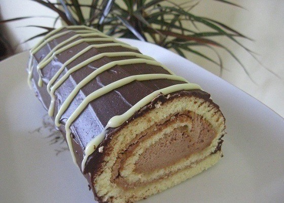 Бисквитный шоколадный рулет