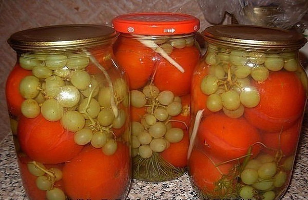 Консервированые помидоры с виноградом