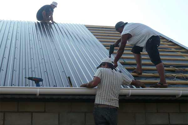 Як кріпити профнастил до різних поверхонь?