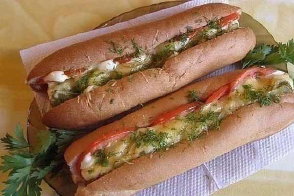 Хот - дог с сосиской Хот - дог с сосиской