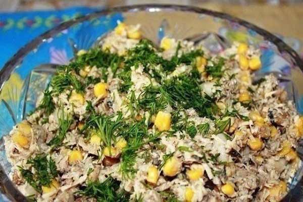 Шпротный салат с сухариками