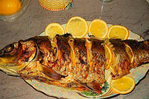 Карп запеченный в духовке с лимоном