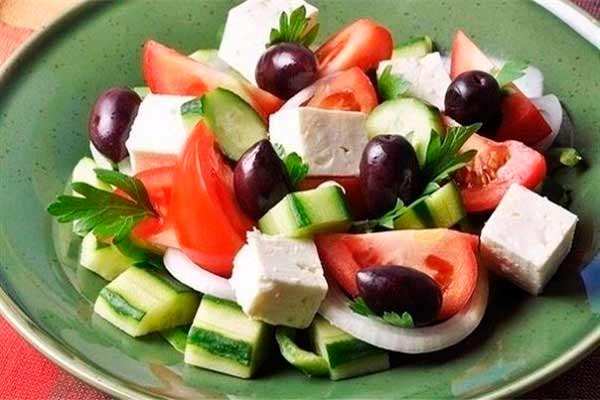 Овощной салат с сыром фета