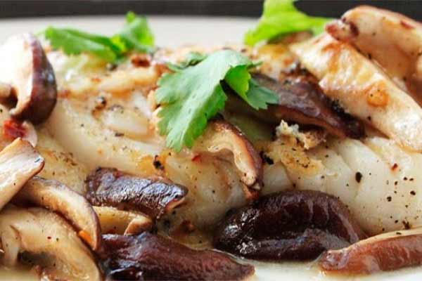 Тушена риба з грибами