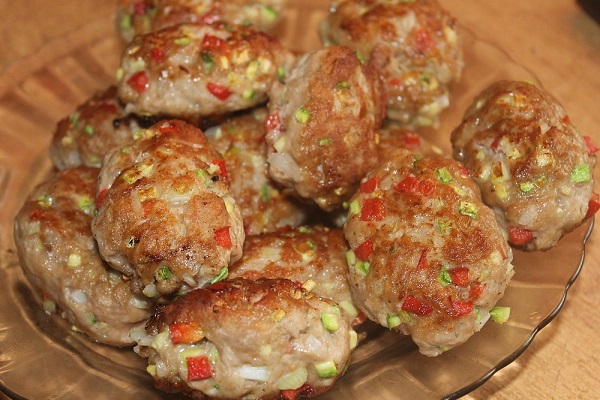 свиные котлеты с болгарским перцем и кабачком.