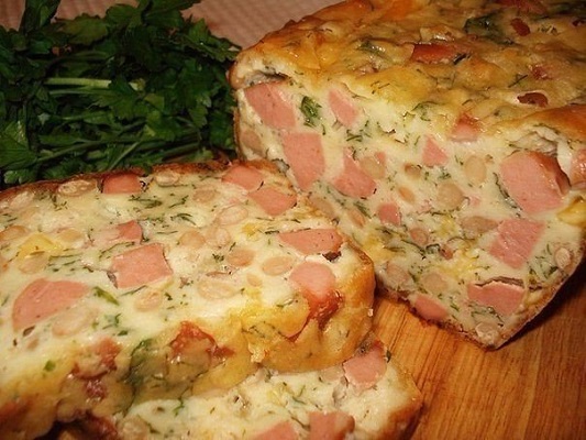 Мясмной кекс с сардельками и сыром