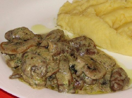 Куриные сердечки йогурто-грибном соусе