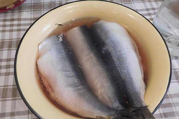 Оселедець по-домашньому слабосолений своїми руками