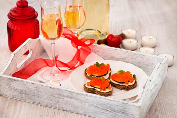 Бутерброды в виде сердечек с икрой