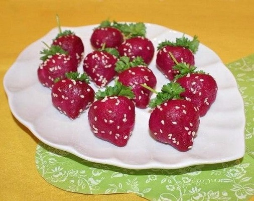 Клубничка из сельди и картофеля