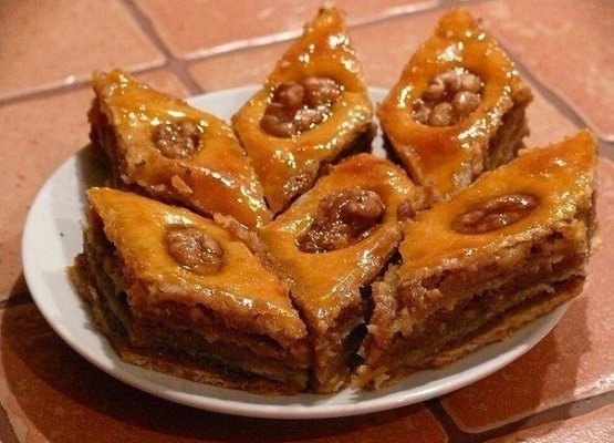 Медовая пахлава с орехами